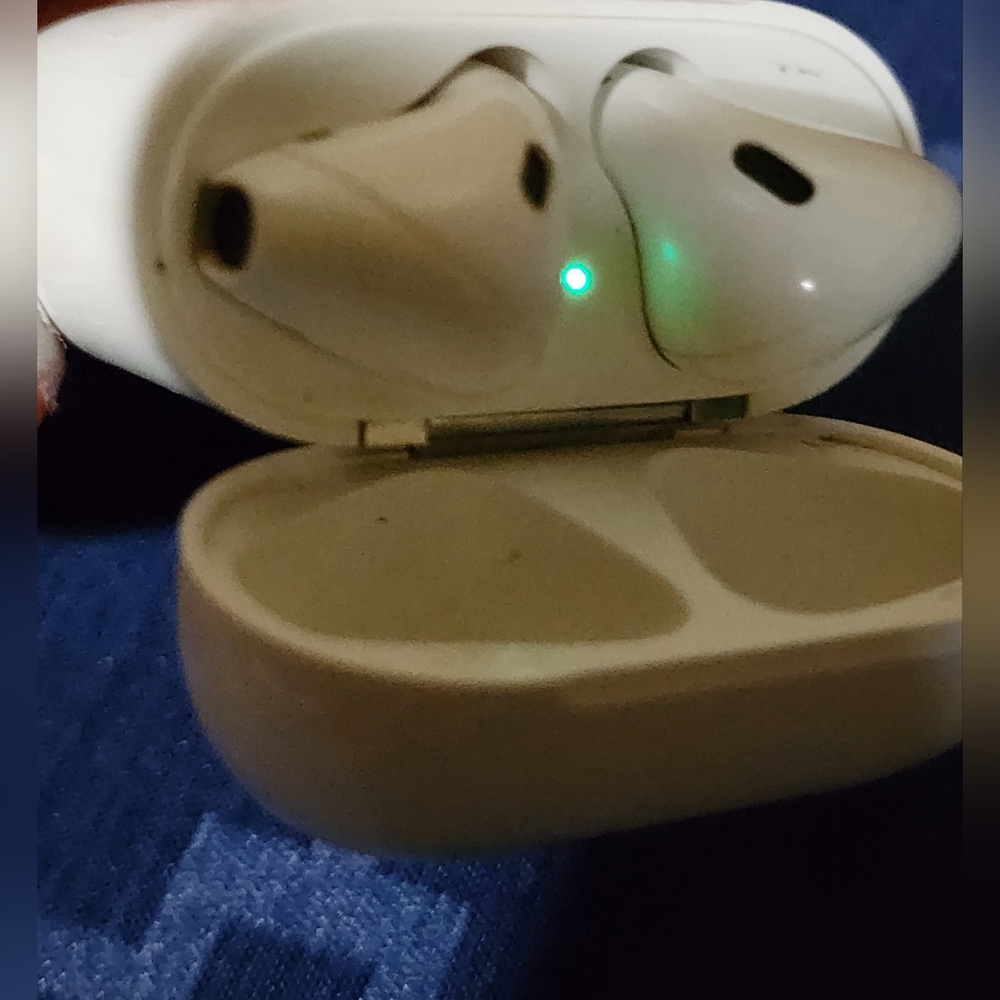 Apple AirPods 2 with Charging Case - White - Picture 5 of 5